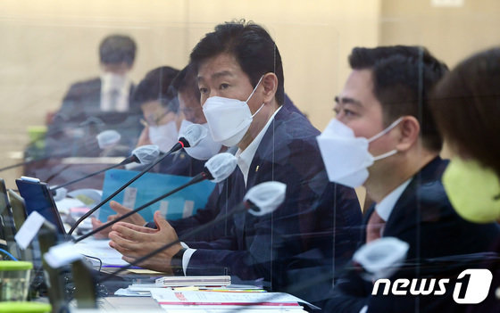 이주환 국민의힘 의원이 4일 오전 세종시 정부세종청사에서 열린 국회 환경노동위원회의 환경부에 대한 국정감사에서 한화진 환경부 장관에게 질문을 하고 있다. 뉴스1