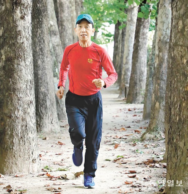 이동윤 원장이 서울 서초구 잠원동 공원을 질주하고 있다. 그는 부산 동래고 1학년부터 ‘삶의 돌파구’로 달리기 시작해 이젠 매일 20km, 주말엔 70km 완주를 목표로 달리고 있다. 이훈구 기자 ufo@donga.com