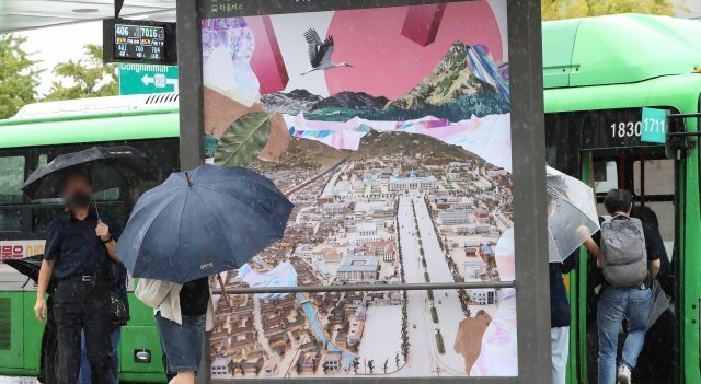 지난 8월 30일 서울 종로구 광화문광장에 설치된 세종문화회관 버스정류장에 조선총독부와 일장기를 연상시키는 그림이 전시돼 논란이 일었다. 뉴스1