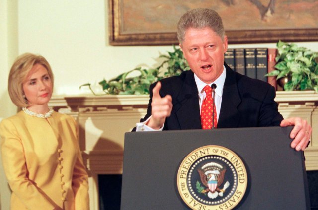 1998년 1월 모니카 르윈스키 섹스스캔들이 불거진 후 부인 힐러리 여사(왼쪽)가 지켜보는 가운데 백악관 기자회견에서 “르윈스키와 성관계를 갖지 않았다”고 주장하는 빌 클린턴 대통령. 위키피디아
