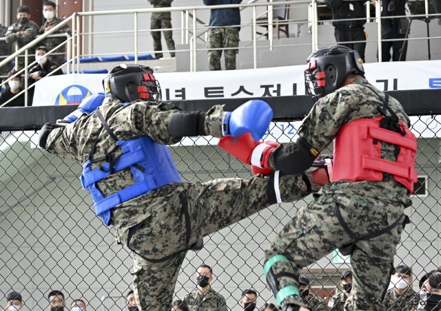 14일 육군특수전사령부에서 열린 ‘2022년 특수전사령관기 특공무술 경연대회’에 참가한 장병들이 치열한 접전을 펼치고 있다. 육군 제공