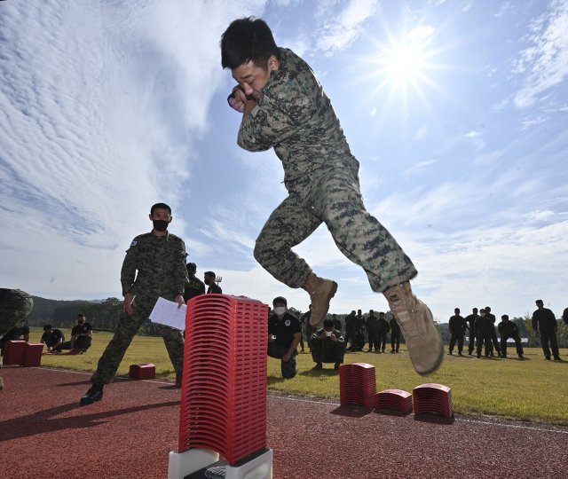 14일 육군특수전사령부에서 열린 ‘2022년 특수전사령관기 특공무술 경연대회’에 참가한 장병들이 조립식 기왓장을 격파하고 있다. 육군 제공