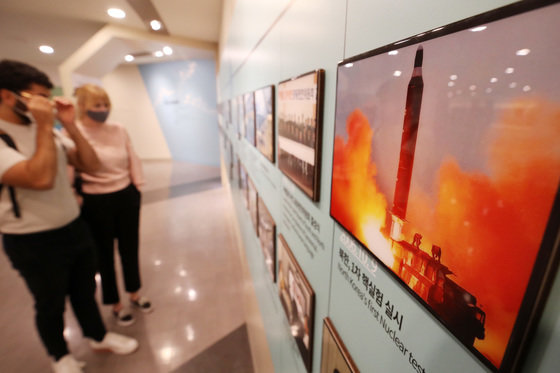 북한의 공군 위력 시위와 단거리탄도미사일(SRBM) 발사, 포사격 등의 도발이 이어지는 가운데 14일 경기도 파주시 오두산 통일전망대에서 관광객들이 전시를 관람하고 있다. 2022.10.14/뉴스1 ⓒ News1