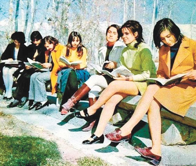 이슬람혁명이 일어나기 전인 1971년 이란 테헤란대에서 다리가 드러나는 짧은 치마를 입고 있다. 사진 출처 이란 외교부 발간 ‘이란 왕의 땅’