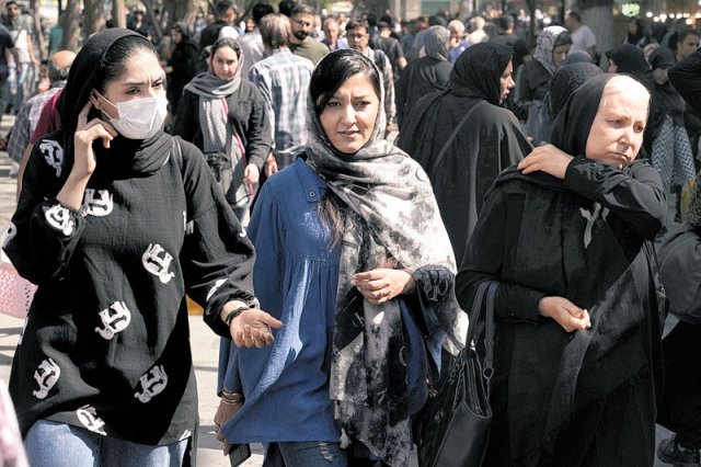 1일(현지 시간) 이란 수도 테헤란의 한 쇼핑가를 걷고 있는 이란 여성들. 대부분 검은색 차도르로 온몸을 가리고 머리에 히잡을 썼다. 테헤란=AP뉴시스