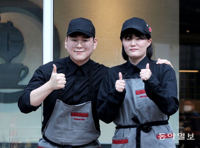 바리스타 인턴십 프로그램에 참여한 자립준비청년 유환준 씨(왼쪽)와 박서현 씨. 송은석 기자 silverstone@donga.com