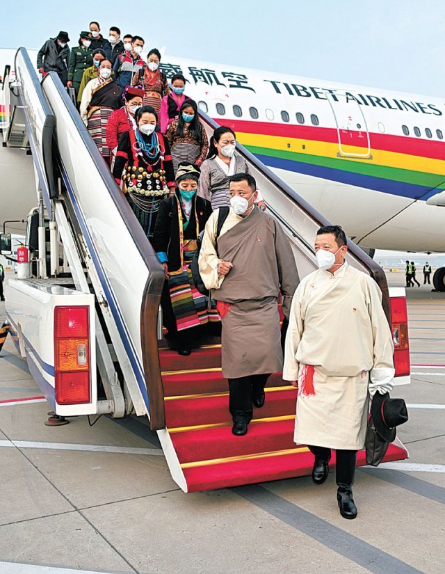 티베트 대표단, 베이징 도착 16일 개막하는 중국공산당 20차 당 대회 참석을 위해 시짱(티베트)자치구 대표단이 13일 중국 베이징에 도착했다. 베이징=신화 뉴시스
