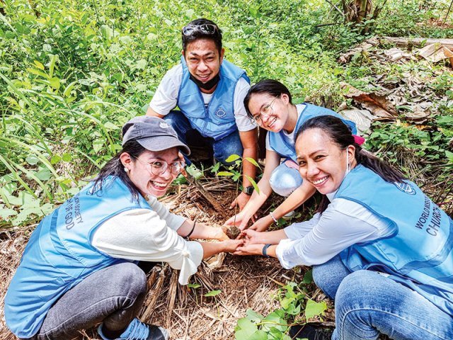 필리핀 하나님의 교회 신자들이 파가디안 망아산 일대에 
나무 500그루를 심었다. 해당 행사는 환경자원부와 파가디안 시청의 협력 속에 군인과 경찰, 대학생 등 160명이 참여했다.