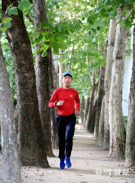 이동윤 원장이 서울 서초구 잠원동 공원에서 질주하고 있다. 그는 부산 동래고 1학년부터 ‘삶의 돌파구’로 달리기 시작해 이젠 매일 20km, 주말엔 70km 완주를 목표로 달리고 있다. 이훈구 기자 ufo@donga.com