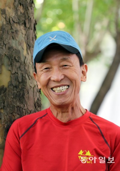 이동윤 원장이 서울 서초구 잠원동 공원에서 나무에 기대 활짝 웃고 있다. 그는 ‘국민 전체가 달릴 수 있을 때’까지 달리며 ‘달리기의 중요성’을 사람들에게 알리겠다고 했다. 이훈구 기자 ufo@donga.com