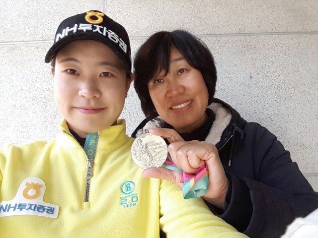 박민지와 핸드볼 국가대표 출신 어머니 김옥화 씨. 김 씨는 1984년 로스앤젤레스 올림픽에서 핸드볼 은메달을 땄다. SBS골프 제공