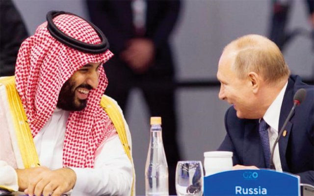 무함마드 빈 살만 사우디아라비아 왕세자(왼쪽)와 블라디미르 푸틴 러시아 대통령이 2019년 G20 정상회의에서 웃으며 대화하고 있다. [SPA]