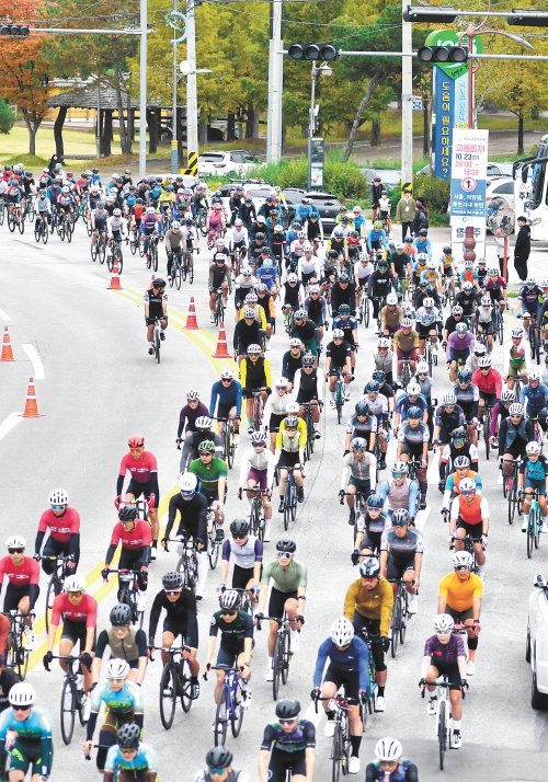 16일 강원 화천 DMZ랠리에 참가한 전국의 자전거 동호인들이 힘찬 레이스를 펼치고 있다. 이날 대회에는 4000여 명이 참가했다. 화천군 제공