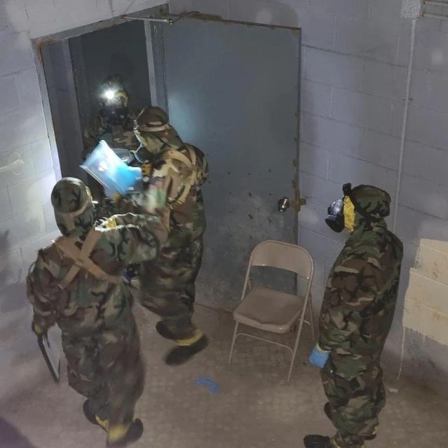 주한미군 제23화학여단 소속 장병들이 지난주 모처에서 실시된 북한 대량살상무기(WMD) 제거훈련에서 가상의 적 WMD 시설을 수색하고 있다.  출처 주한 미2사단 트위터