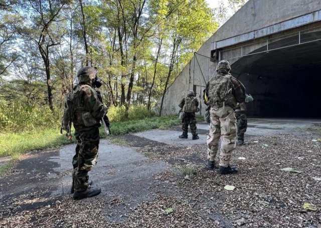 주한미군 제23화학대대 소속 장병들이 지난주 모처에서 실시된 북한의 대량살상무기(WMD) 제거 훈련을 위해 방독면과 개인화기로 무장하고 가상의 적 터널 입구로 진입하고 있다.  출처 주한 미2사단 트위터