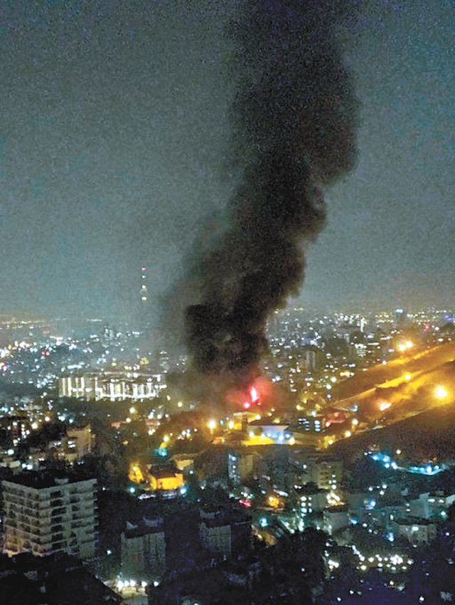 정치범 수용소로 유명한 이란 수도 테헤란의 에빈 교도소에서 15일 불길과 연기가 치솟고 있다. 사진 출처 트위터