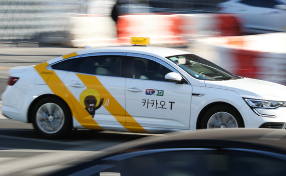 서울역에서 주행중인 카카오T 택시 모습. 2022.2.24 뉴스1