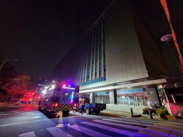 15일 오후 경기 성남시 분당구 삼평동 SK판교캠퍼스에서 불이나 소방대원들이 현장을 살피고 있다. 이날 오후 카카오 등 데이터 관리 시설이 입주해있는 이 건물 지하에서 불이나면서 카카오톡, 카카오택시 등 일부서비스에 장애가 빚어지고 있다. 뉴스1