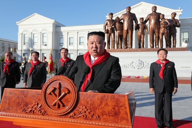 북한 김정은 노동당 총비서가 지난 12일 만경대혁명학원·강반석혁명학원 창립 75주년 기념식을 찾은 모습. (평양 노동신문=뉴스1)