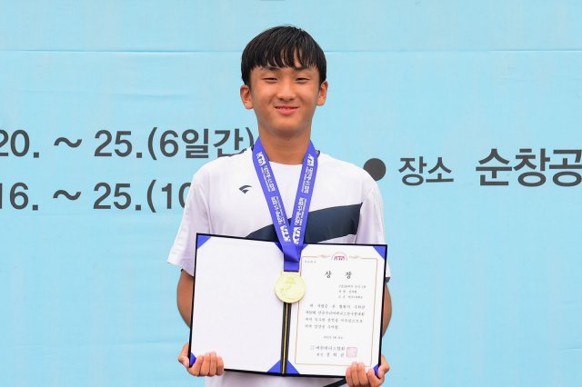 2022 전국 주니어 테니스선수권 남자 단식 18세부에서 우승한 김세현. 대한테니스협회