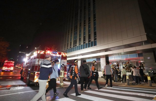 15일 오후 경기 성남시 분당구 삼평동 SK판교캠퍼스에서 불이나 소방대원들이 현장을 살피고 있다. 성남=뉴스1