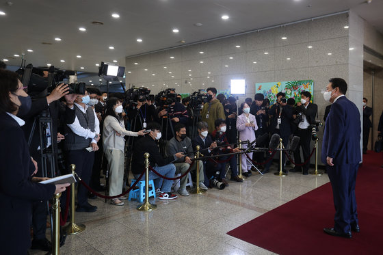 윤석열 대통령이 17일 오전 용산 대통령실에서 취재진과 출근길 문답(도어스테핑)을 하고 있다. 대통령실 제공