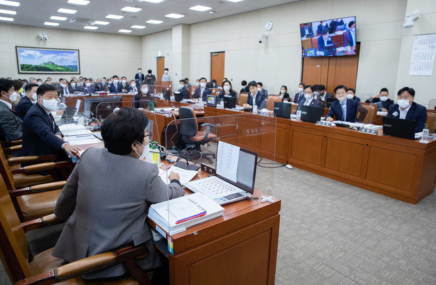 임이자 국회 환경노동위원회 국민의힘 간사(왼쪽)와 김영진 더불어민주당 간사가 17일 오전 서울 여의도 국회에서 열린 환경노동위원회의 근로복지공단·한국산업안전보건공단 등에 대한 국정감사에서 김문수 경제사회노동위원회 위원장의 고발 여부를 두고 마찰을 빚고 있다. 2022.10.17/뉴스1 ⓒ News1