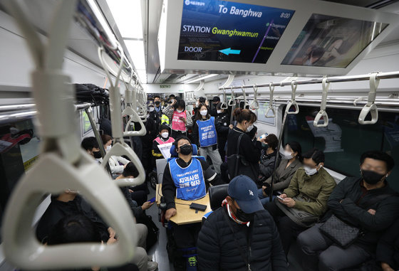 전국장애인차별철폐연대(전장연) 회원들이 17일 서울 지하철 5호선 광화문역에서 장애인 권리 예산 보장을 촉구하며 지하철 탑승 시위를 하고 있다. 2022.10.17/뉴스1