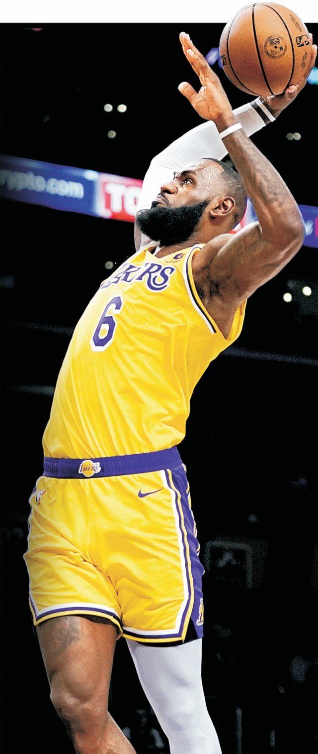 올해로 미국프로농구(NBA) 데뷔 20번째 시즌을 맞는 ‘킹’ 르브론 제임스는 19일 개막하는 2022∼2023시즌 NBA에서 통산 최다득점 1위 등극에 도전한다. 사진은 12일 미네소타와 프리시즌 경기에서 덩크슛을 시도하는 제임스. AP 뉴시스