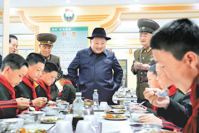 김정은 북한 국무위원장이 16일 만경대혁명학원을 찾아 원생들을 격려하고 학원 곳곳을 둘러봤다고 17일 북한 노동신문이 보도했다. 김 위원장은 나흘 만에 이곳을 다시 찾았다. 평양=노동신문 뉴스1