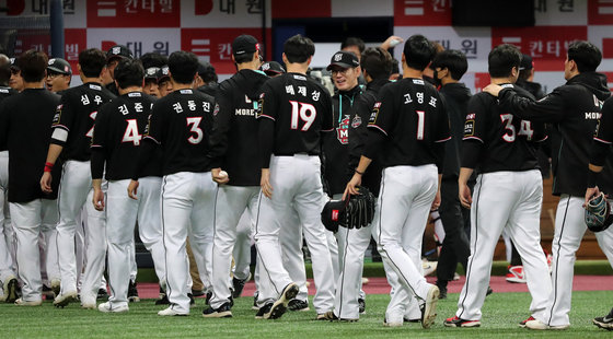 17일 오후 서울 구로구 고척스카이돔에서 열린 ‘2022 신한은행 SOL KBO 포스트시즌’ 준플레이오프 2차전 KT 위즈와 키움 히어로즈의 경기, 2대0 승리를 기록한 kt 이강철 감독이 경기 후 선수들과 하이파이브를 하고 있다. 2022.10.17/뉴스1 ⓒ News1