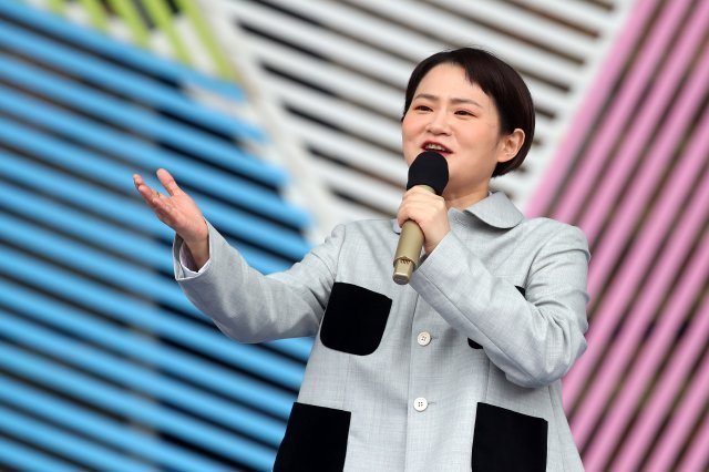 방송인 김신영이 지난달 3일 오후 대구 달서구 두류공원 코오롱야외음악당에서 열린 ‘전국노래자랑’ 대구 달서구 편 녹화에서 MC를 맡아 첫 진행을 선보이고 있다. 뉴스1