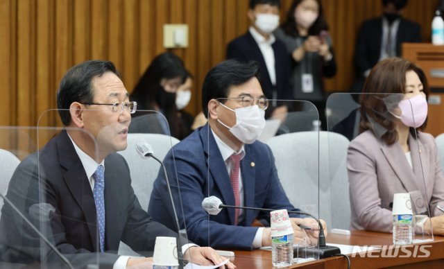 국민의힘 주호영 원내대표(왼쪽)가 18일 오전 서울 여의도 국회에서 열린 국정감사대책회의에서 발언하고 있다. 사진공동취재단