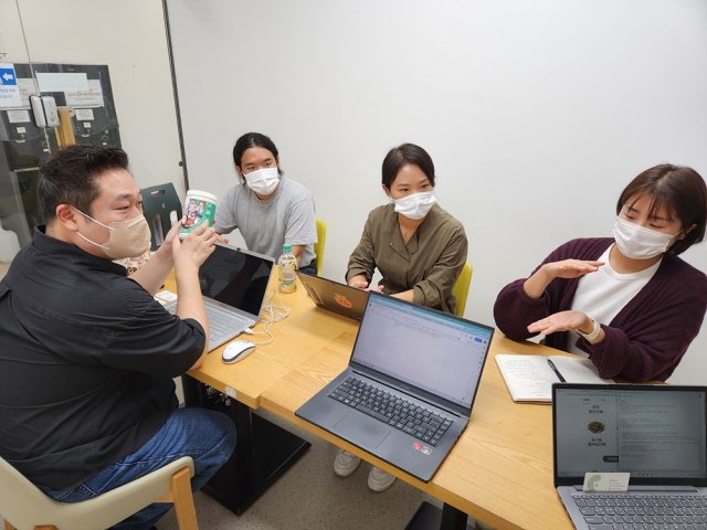 스케일업 전문가 조언을 하는 강재상 패스파인더넷 대표(왼쪽 아래)와 프롬차일드 임직원들. 출처 = IT동아