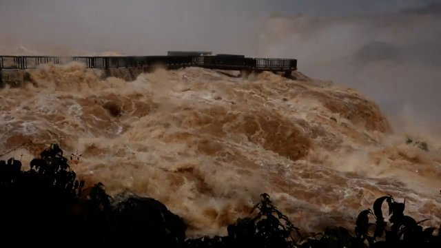 지난 13일(현지시간) 브라질 쪽에서 바라본 이구아수 폭포의 모습. (유튜브 이용자 Colin Reid) 뉴시스