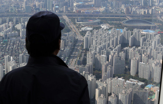 사진은 14일 서울 송파구 롯데월드타워 서울스카이에서 바라본 잠실 아파트단지 모습. 2022.10.14/뉴스1