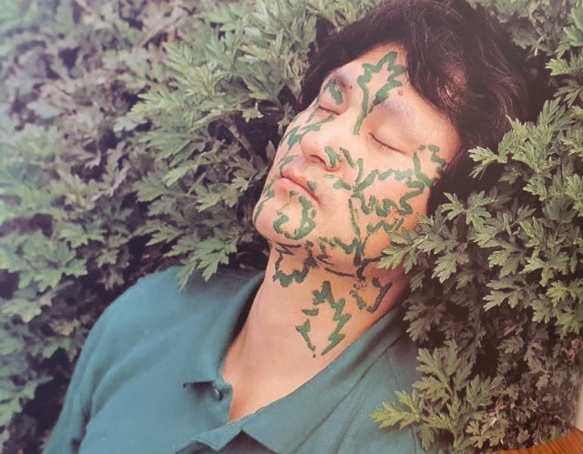 풀숲의 일부가 된 고승현 작가. 작룸 ‘풀잎 드로잉’(1989년) 고승현 작품집 캡처.