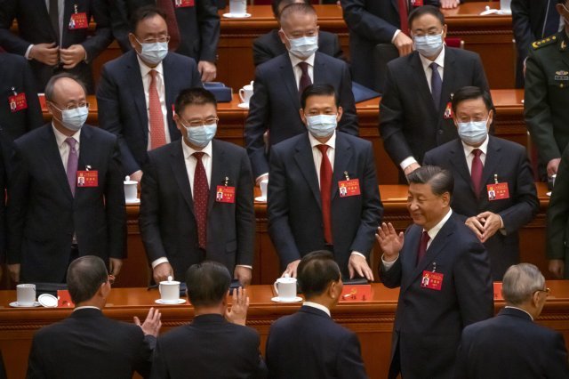 시진핑 중국 국가주석이 16일 중국 베이징 인민대회당에서 열린 중국 공산당 제20차 전국대표대회 개막식에서 연설 후 행사장을 떠나며 인사하고 있다. 시 주석은 대만 문제와 관련해 무력 사용을 포기하지 않을 것이라고 언급했다. [베이징=AP/뉴시스]