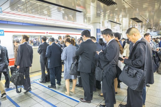 붐비는 출퇴근 시간 일본 지하철. 게티이미지