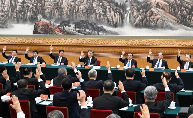 18일 베이징 인민대회당에서 중국 공산당 제20차 전국대표대회 상무위원회 2차 회의를 개최하고 있다. 시진핑, 리커창, 리잔수, 왕양, 왕후닝, 자오러지, 한정이 회의에 참석했다.  베이징=신화/뉴시스