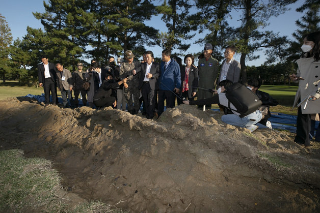 더불어민주당 국회 국방위원회 소속인 김병주,김영배,송옥주 의원이 12일 오후 현무미사일 낙탄사고가 발생한 강릉 공군 제18전투비행장을 찾아 당시 현무-2C 탄도미사일의 탄두가 추락해 구덩이가 만들어진 골프장 앞에서 군 관계들로 부터 설명을 듣고 있다. 이번 조사에서는 군에서 최초 발표했던 낙탄지점이 공군 골프장 만이 아니라 400m떨어진 유류저장고(POL)에도 추진체가 떨어져 화재가 일어난 것으로 밝혀졌다. 2022.10.12/뉴스1