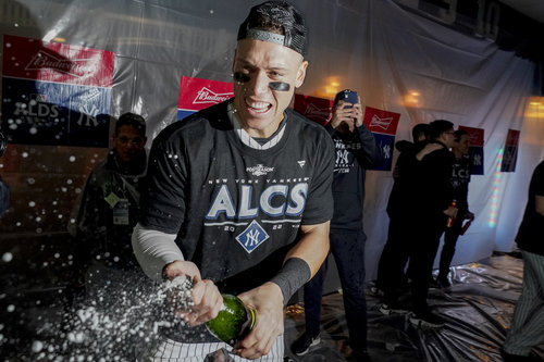 19일 ALDS 5차전 클리블랜드전 승리로 ALCS 진출을 확정한 뒤 에런 저지(가운데)가 클럽하우스 안에서 열린 샴페인 파티를 즐기고 있다. 뉴욕=AP 뉴시스