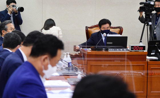 소병훈 국회 농해수위원장이 20일 서울 여의도 국회에서 열린 농림축산식품해양수산위원회 전체회의에서 의사봉을 두드리고 있다. 사진공동취재단 2022.9.20