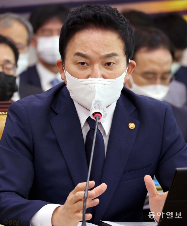 6일 국회에서 열린 국토교통부 국정감사에서  원희룡 장관이 의원들의 질의에 답변을 하고 있다. 원대연기자 yeon72@donga.com