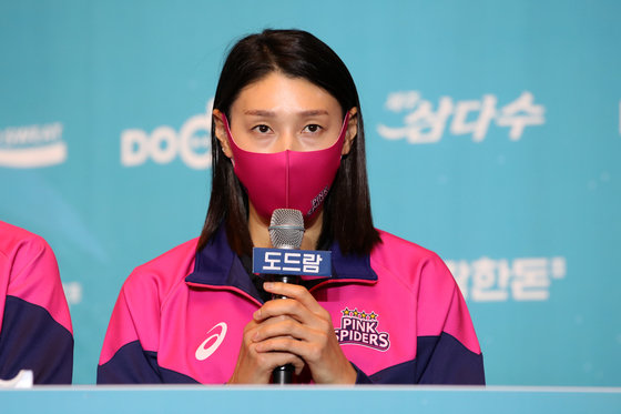 흥국생명 김연경이 19일 오후 서울 강남구 청담 리베라호텔에서 열린 프로배구 ‘도드람 2022-2023 V-리그 여자부’ 미디어데이에서 포부를 밝히고 있다. 2022.10.19/뉴스1