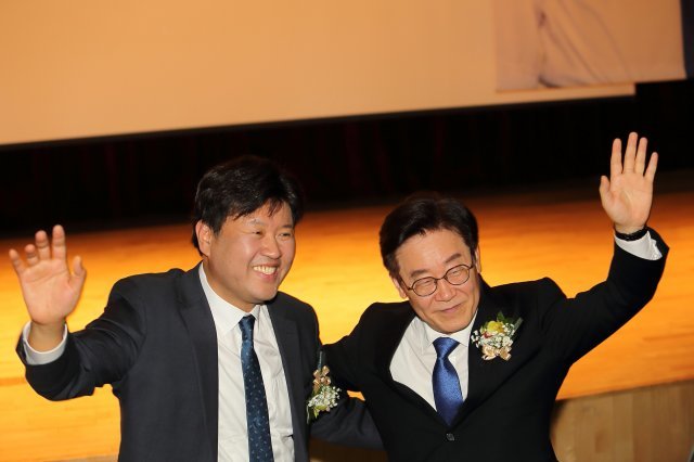 김용 민주연구원 부원장(왼쪽)과 민주당 이재명 대표. 출처 김용 블로그