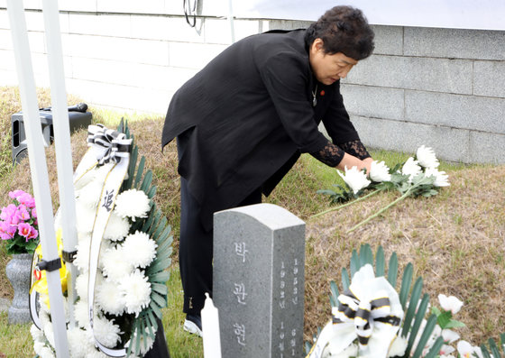 1980년 5·18민주화운동 당시 전남대 총학생회장이었던 고(故) 박관현 열사의 40주기 추모식에서 누나 박행순 여사가 헌화하고 있다. 2022.10.12/뉴스1