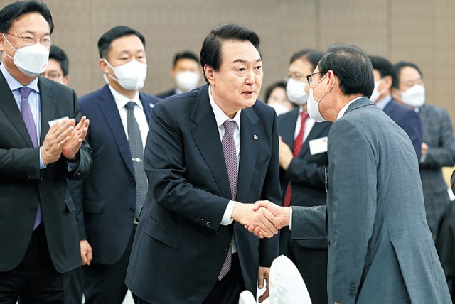 윤석열 대통령이 19일 서울 용산구 국방컨벤션에서 열린 국민의힘 원외 당협위원장 초청 오찬간담회에서 참석자와 악수를 나누고 있다. 대통령실 제공