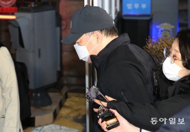 구속기간이 만료된 유동규 전 성남도시개발공사 기획본부장이 20일 0시 경기 의왕 서울구치소를 나오면서 취재진의 질문을 받고있다.