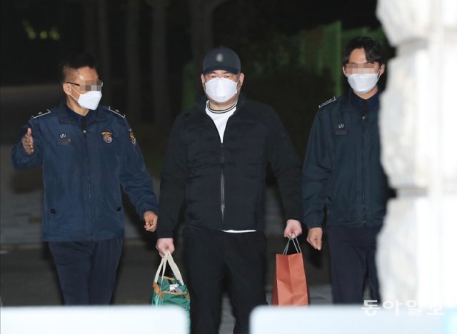 구속기간이 만료된 유동규 전 성남도시개발공사 기획본부장이 20일 0시 경기 의왕 서울구치소를 나오고 있다.